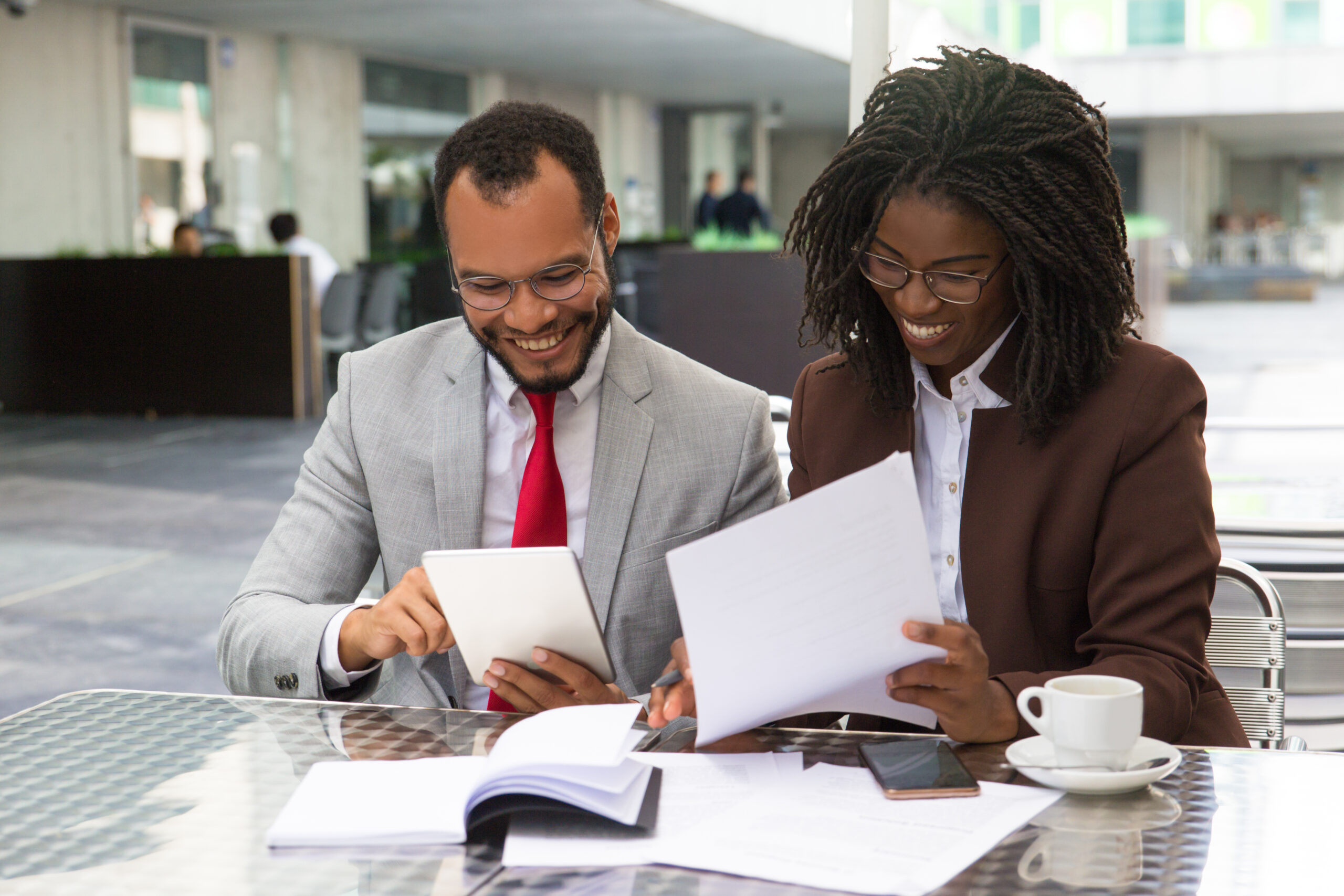 Professionnels vérifiant des documents
