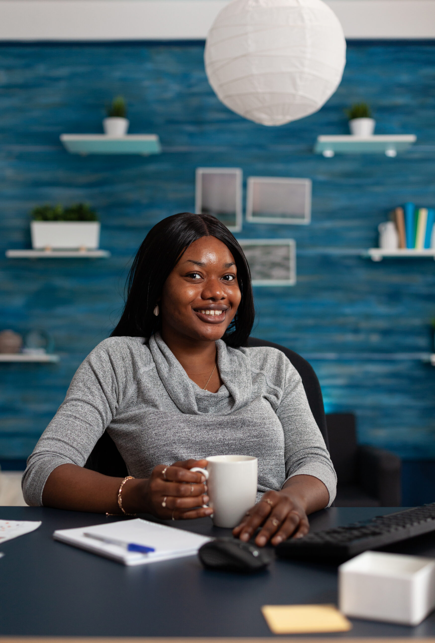 Professionnelle souriante au bureau