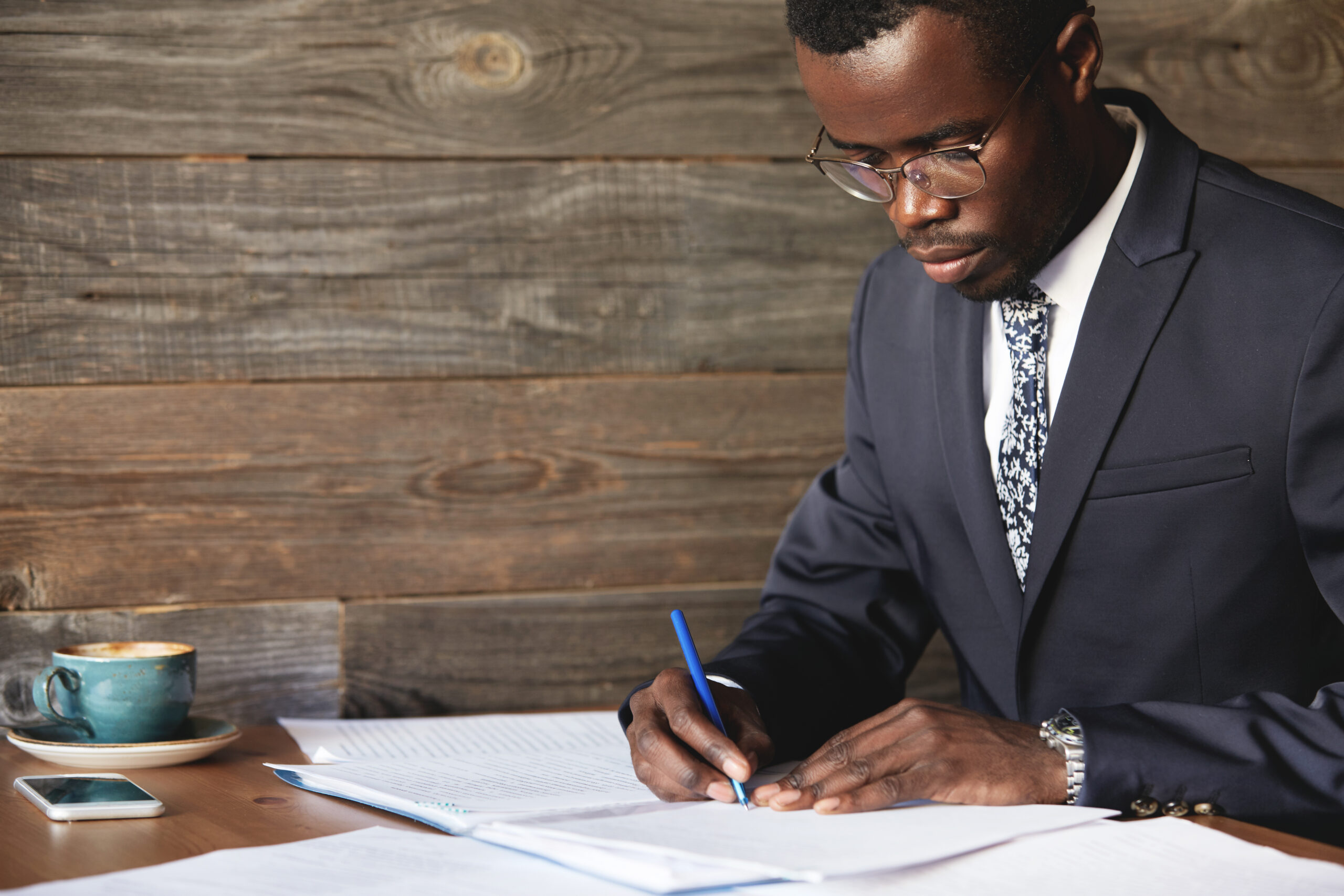 Professionnel africain en costume